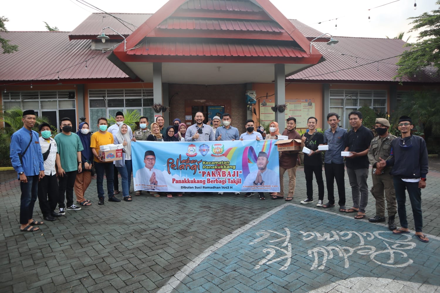 Gambar FOTO: Laskar Pelangi Kecamatan Panakkukang Bersama Camat Berbagi Takjil