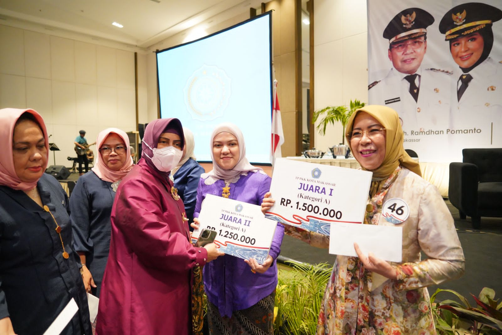 Gambar TP PKK Kota Makassar Gelar Peringatan Hari Kartini, Ketua TP PKK Kecamatan Panakkukang Juara 2 Lomba Busana