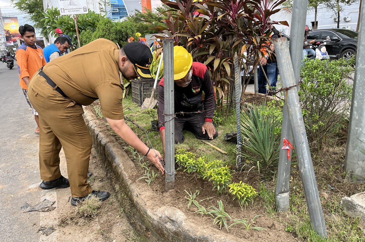 Gambar Penataan Taman, Camat Panakkukang Turun Langsung Arahkan Petugas