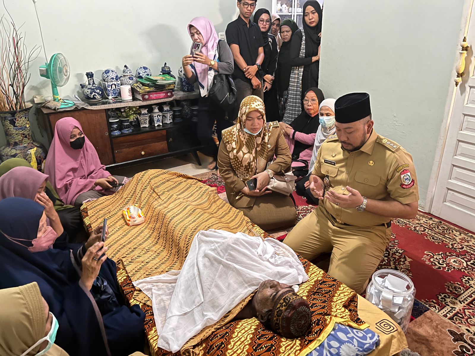 Gambar Melayat Ke Rumah Duka Wakili Walikota Makassar, Camat Panakkukang Sampaikan Duka Cita Mendalam