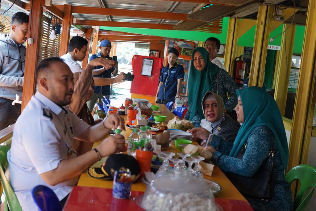 Gambar Didampingi Camat Panakkukang & Istri, Ketua TP PKK Makassar Indira Kunjungi Lorong Peduli Inflasi