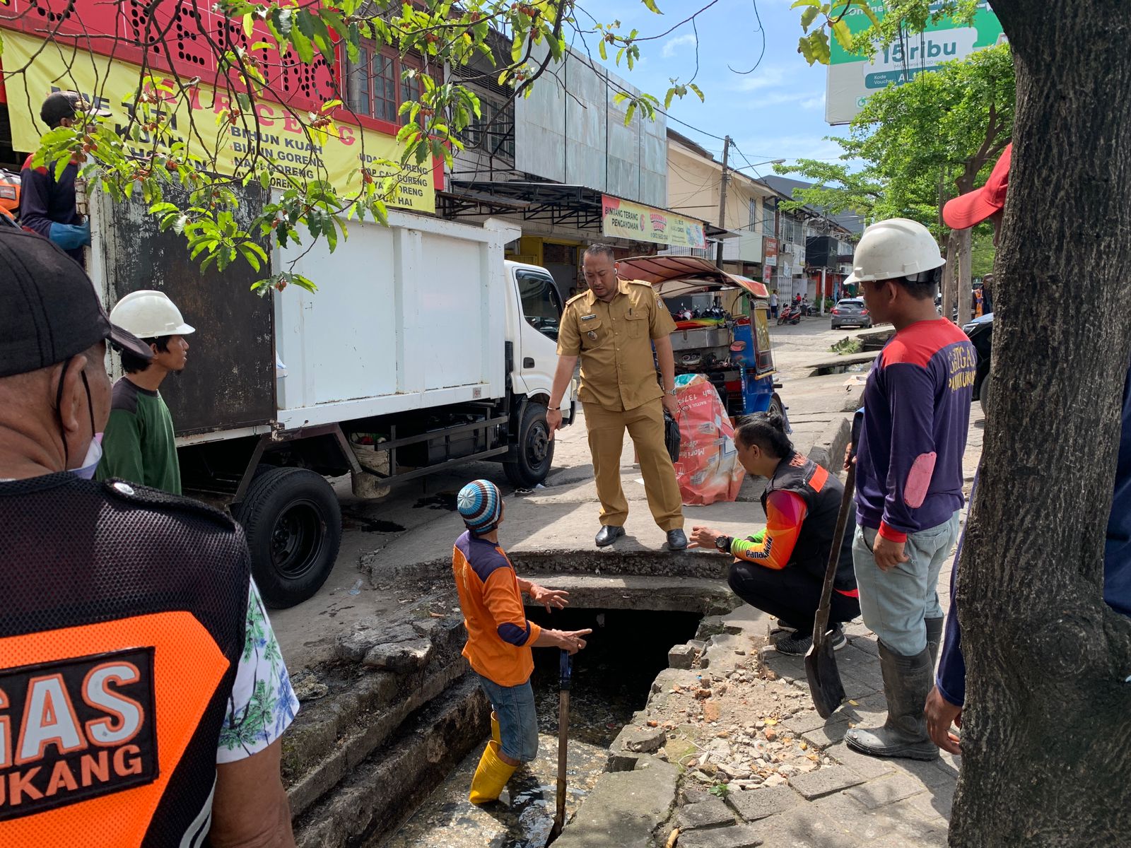 Gambar Camat Panakkukang Pimpin Pembersihan Drainase, Sekaligus Berikan Surat Teguran