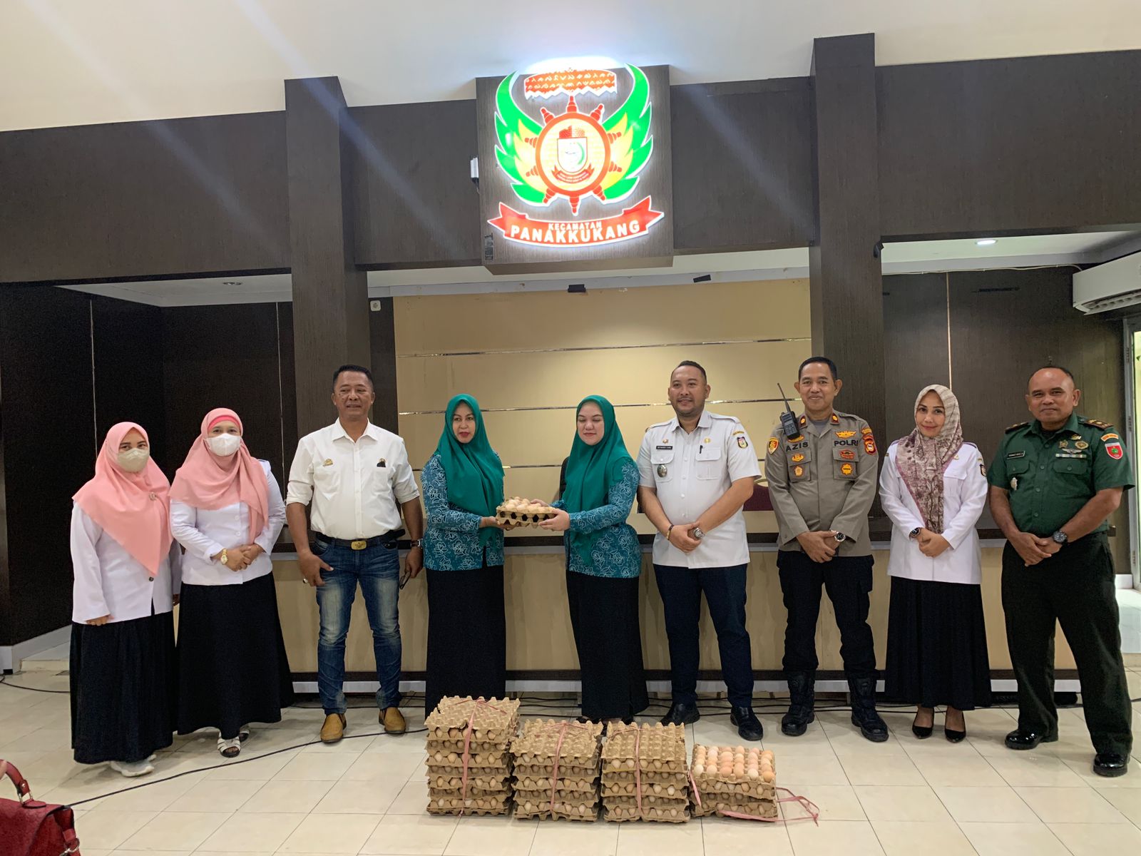 Gambar Ketua TP PKK Kecamatan Panakkukang Serahkan Telur Ayam Untuk Cegah Stunting