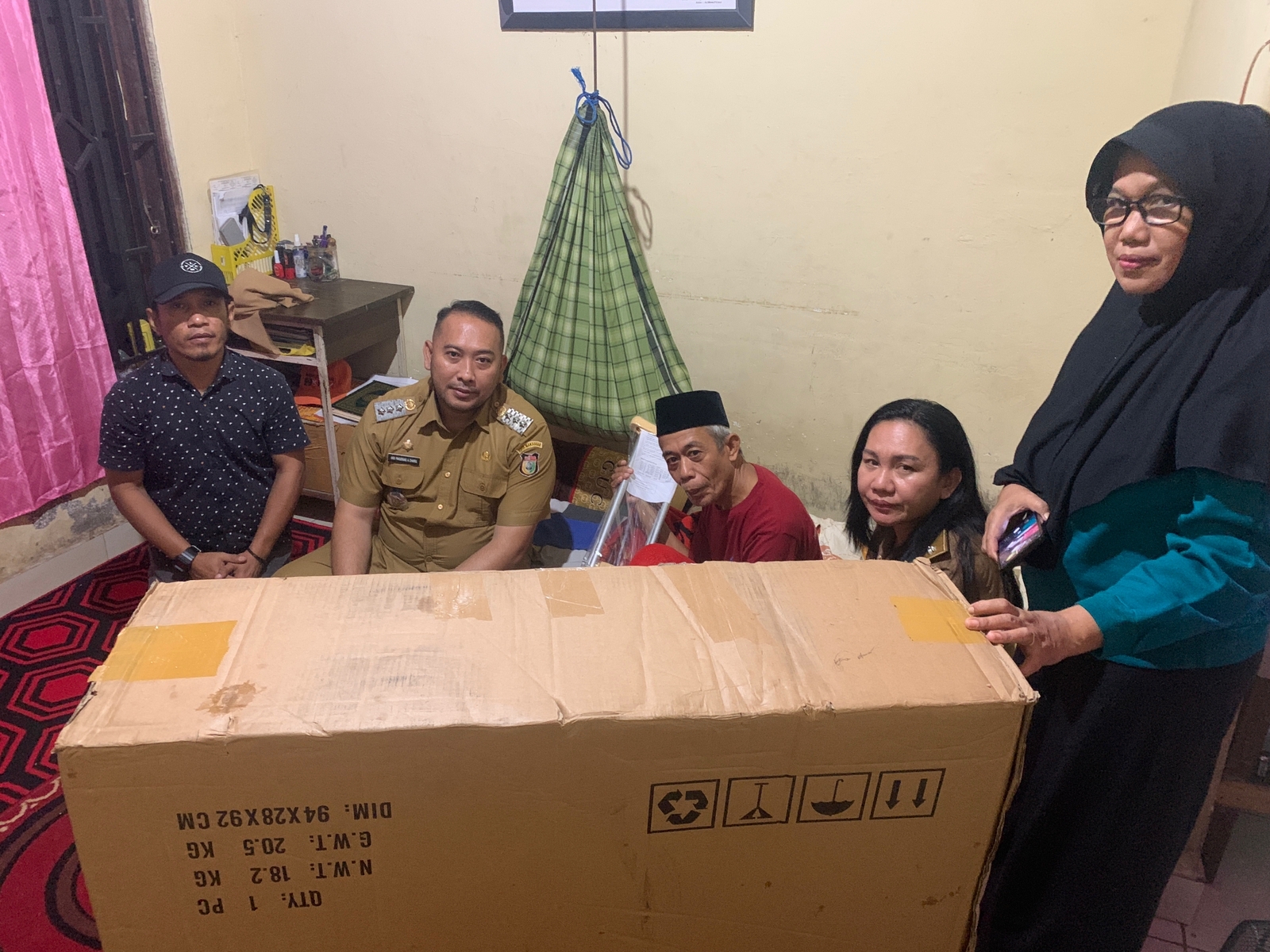 Gambar Camat Panakkukang & Jajaran Lurah, Berikan Bantuan Ke Warga