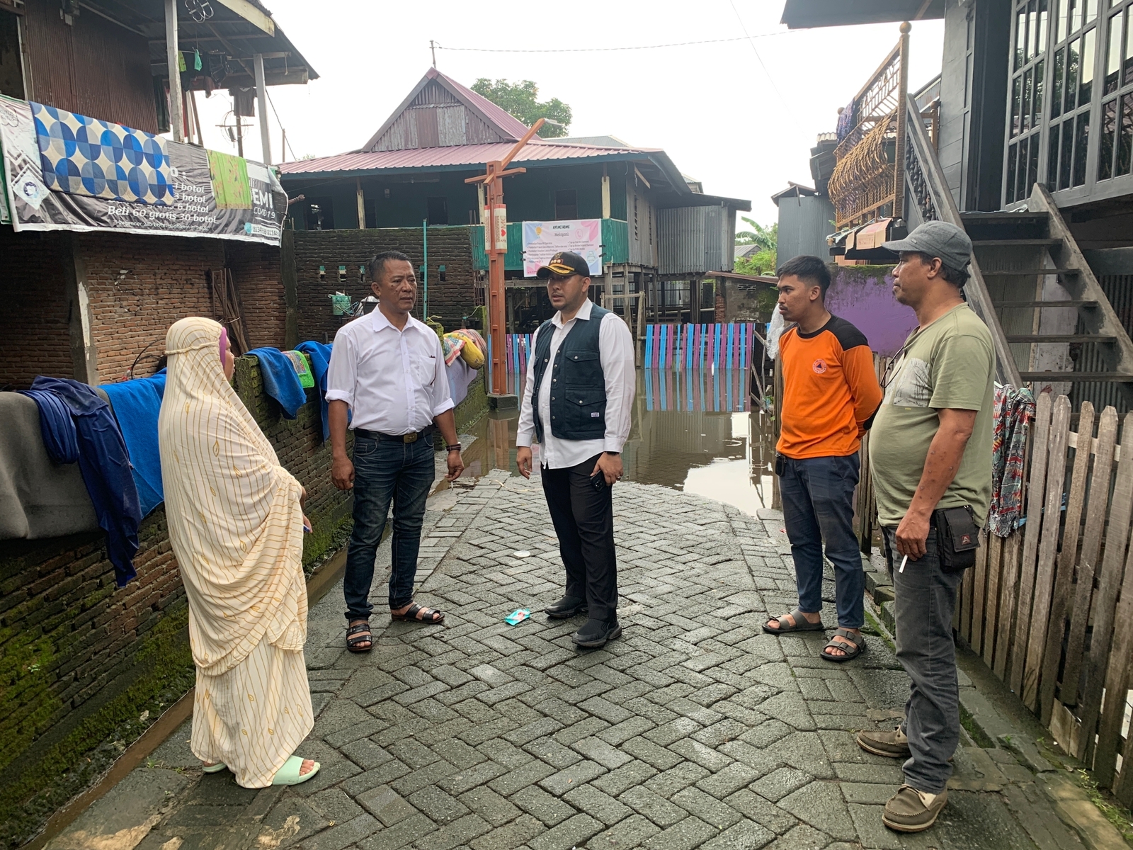 Gambar Kunjungi Lokasi Banjir, Camat Panakkukang Segera Turunkan Bantuan