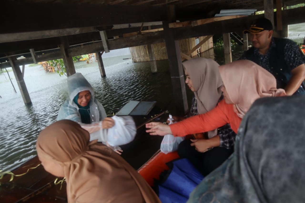 Gambar Gunakan Perahu Karet, TP PKK Kecamatan Panakkukang Berikan Bantuan Korban Banjir