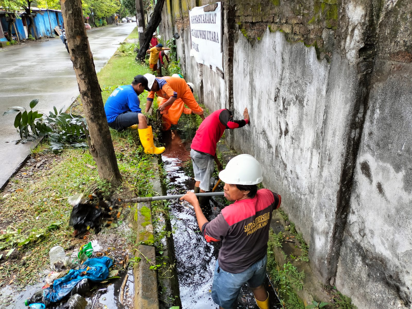 Gambar FOTO: Ini Aksi Satgas Panakkukang Lakukan Pembersihan Drainase