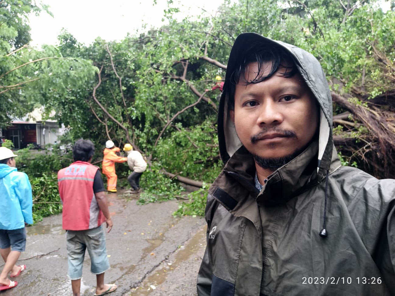 Gambar Hujan-Hujan, Bersama Tim Satgas Lurah Paropo Pimpin Penanganan Pohon Tumbang