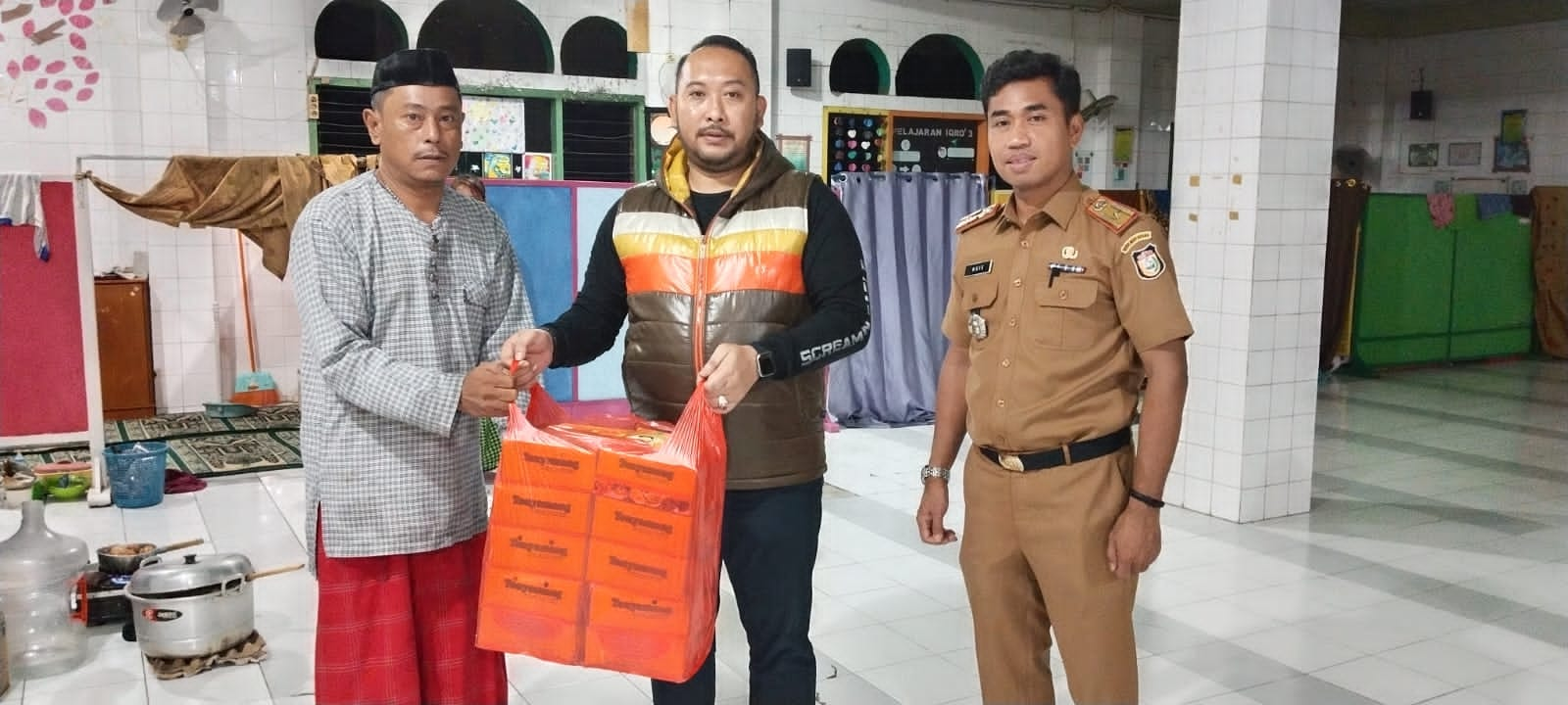 Gambar Kunjungi Titik Ke 2 Posko Pengungsian, Camat Panakkukang & Sekcam Berikan Bantuan