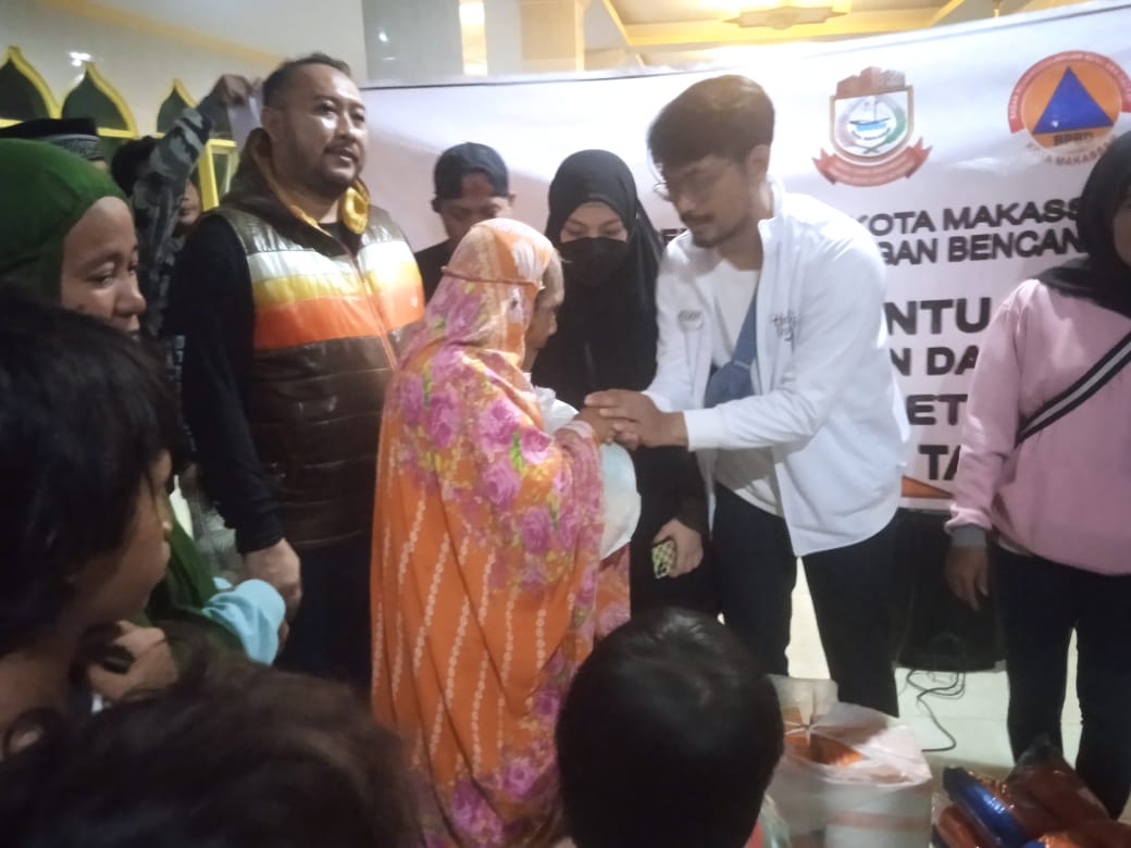 Gambar Kunjungi Titik Ke 3 Posko Pengungsian, Camat Panakkukang & dr. Udin Berikan Bantuan