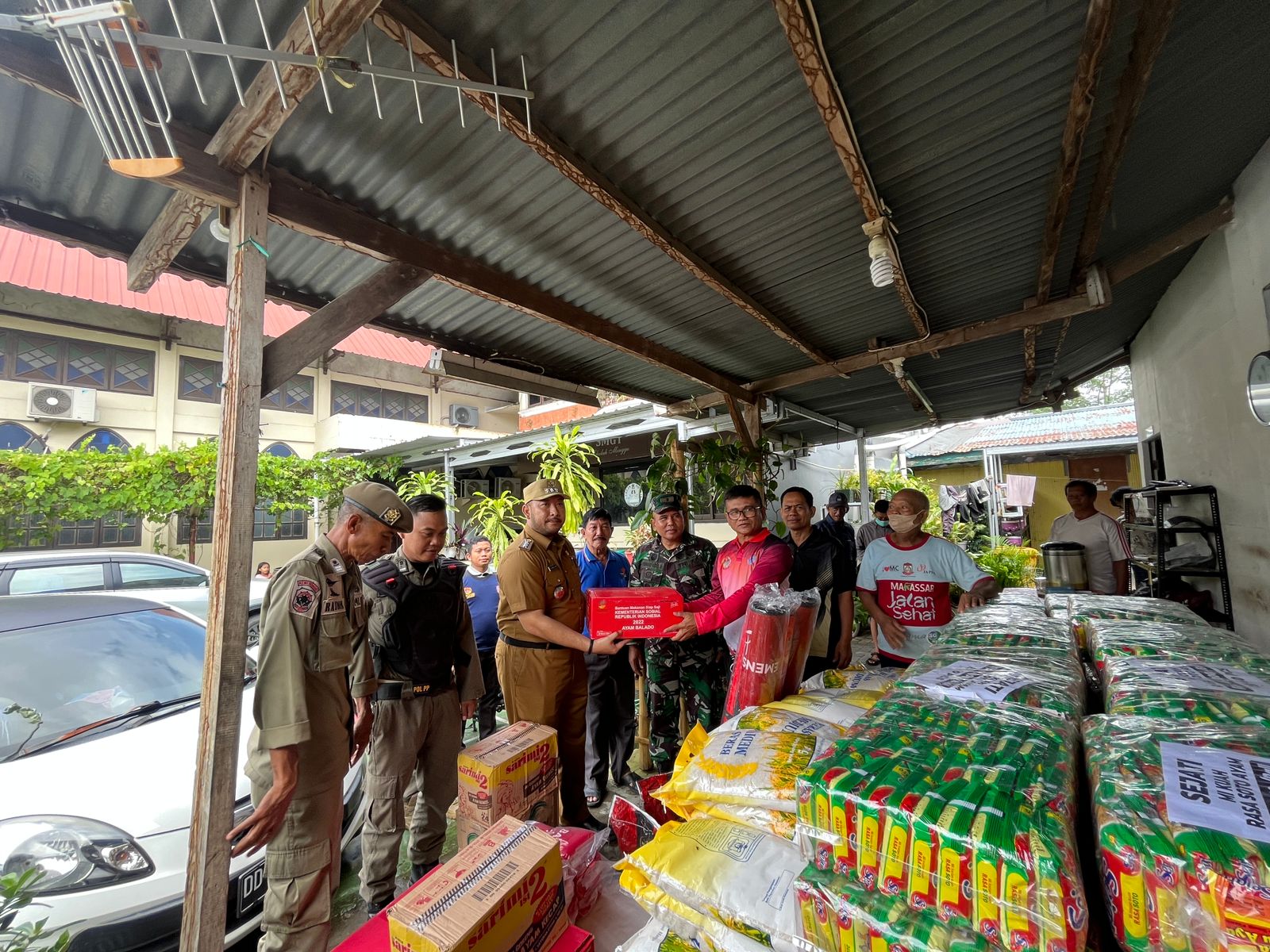 Gambar Bawa Bantuan, Camat Panakkukang & Danramil 1408/10 PNK-MGL Kunjungi Posko Banjir Di Geraja Toraja Masale