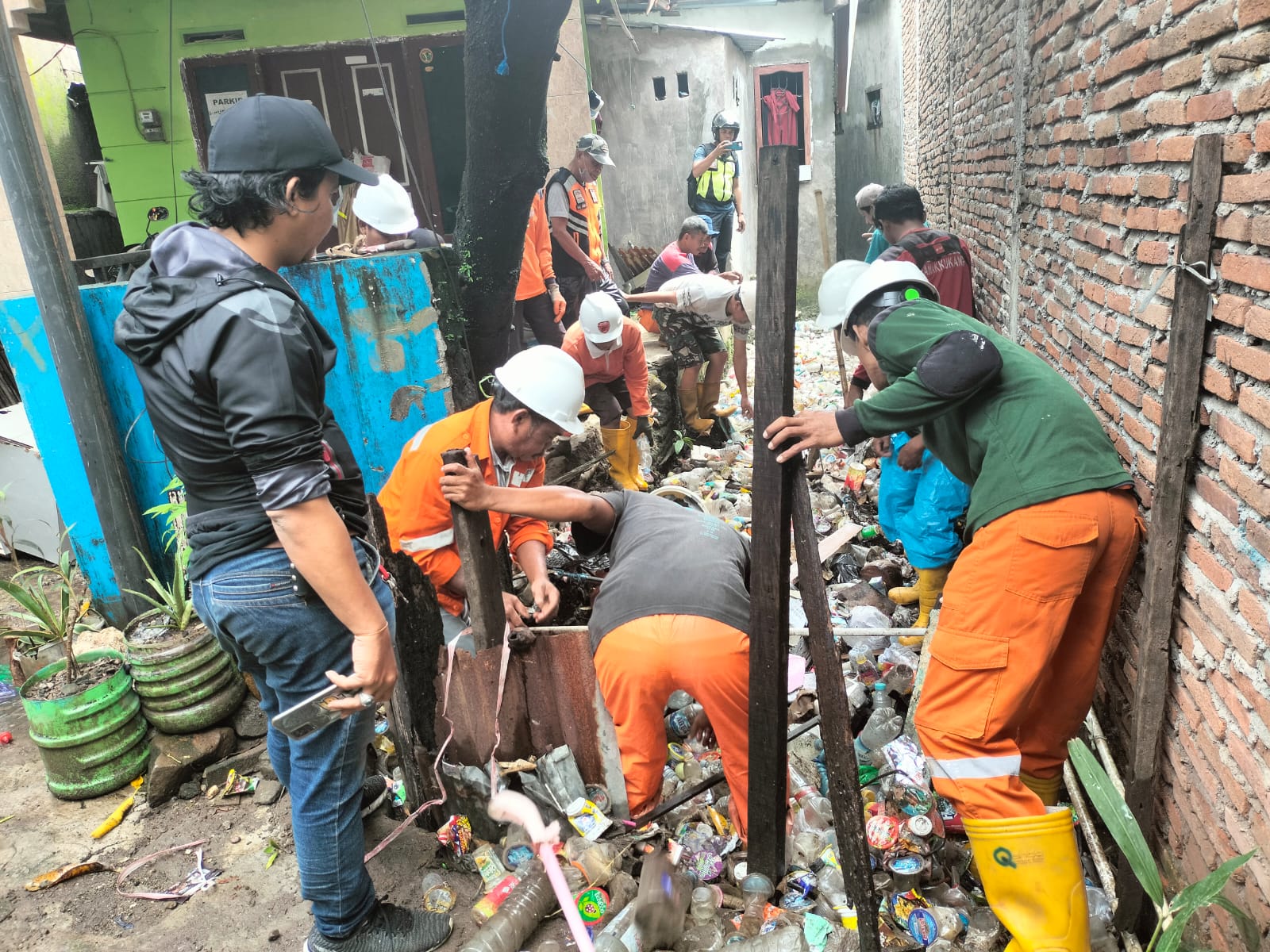 Gambar Tindaklanjuti Laporan Warga, Camat Panakkukang Turunkan Satgas Bersihkan Drainase