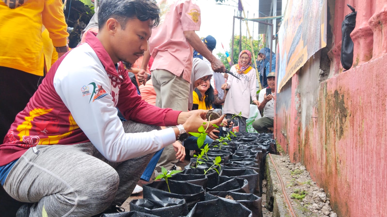 Gambar Gerakan Terus Menanam, 11 Kelurahan se-Kecamatan Panakkukang Tanam Bibit Cabai & Bawang