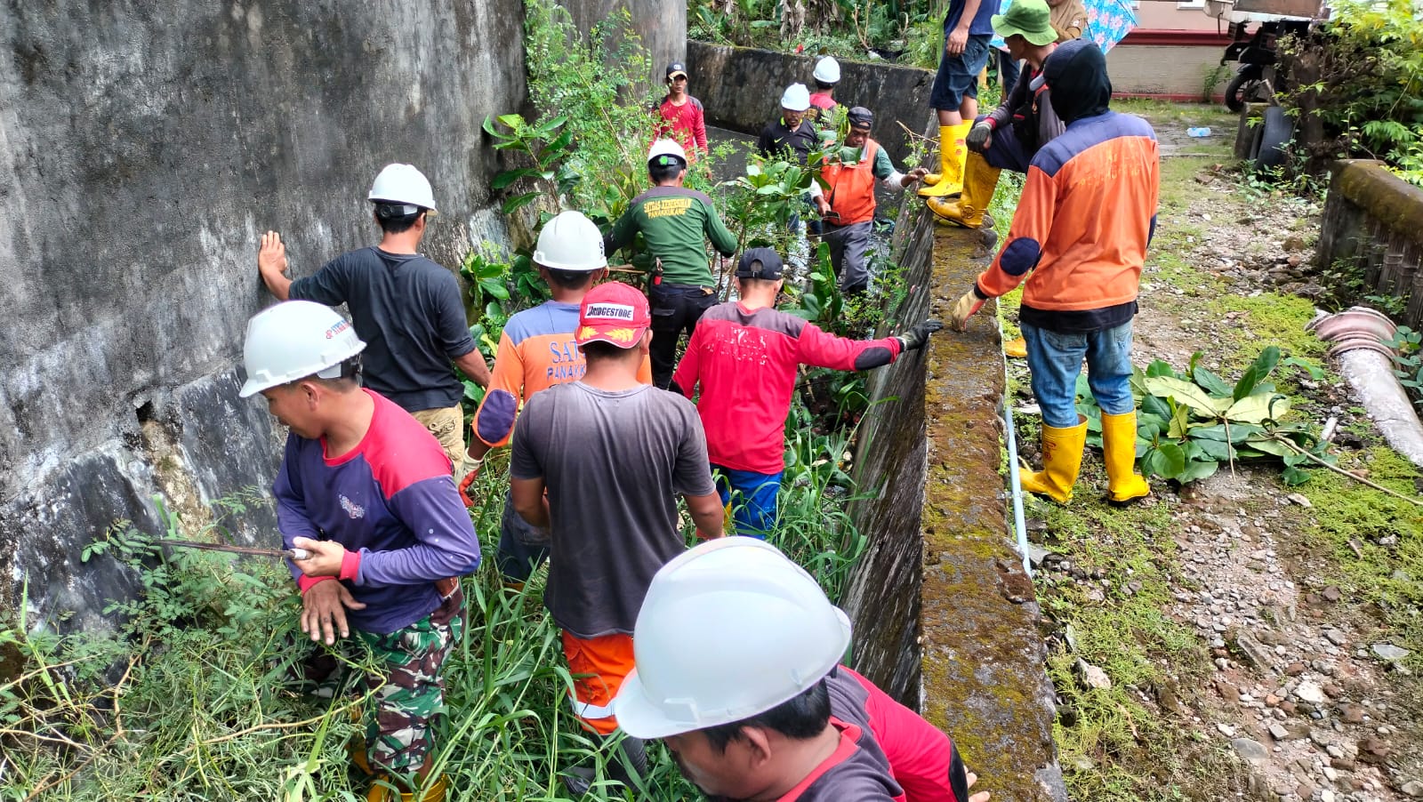 Gambar FOTO: Ini Aksi Satgas Panakkukang Saat Lakukan Pembersihan Drainase