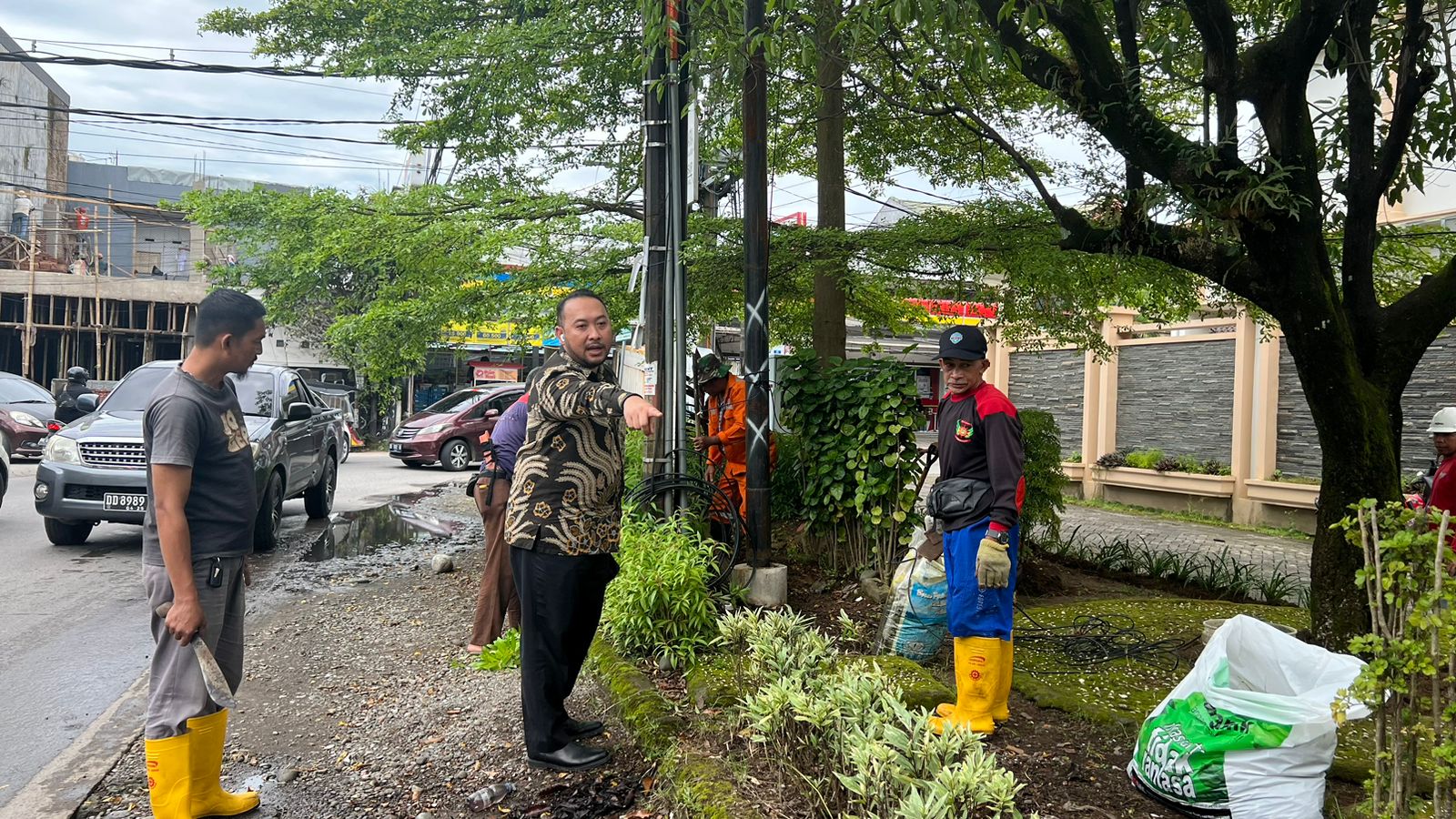 Gambar Camat Panakkukang Turun Langsung Lakukan Pembenahan Taman Di Meranti