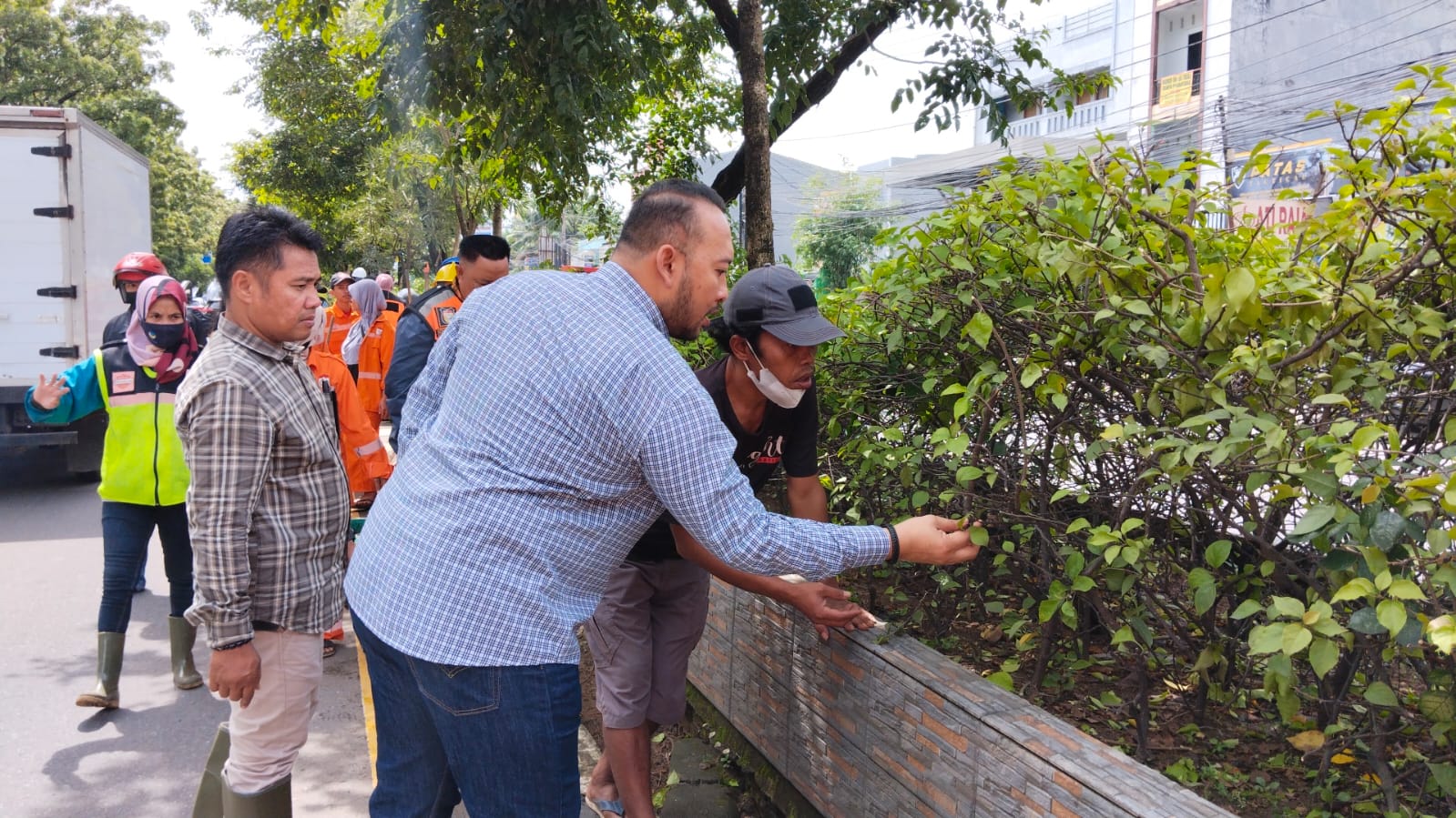 Gambar Berikan Pengarahan, Camat Panakkukang Pantau Pembenahan Taman Titik Ke-3