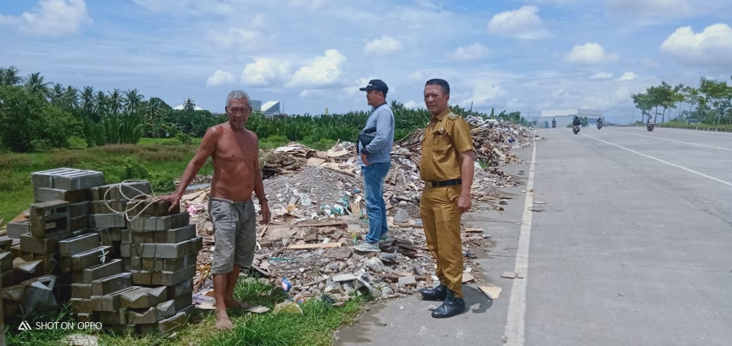 Gambar Lurah Tello Baru Tegur Warga Yang Membuang Sampah Bangunan Di Pinggir Jalan