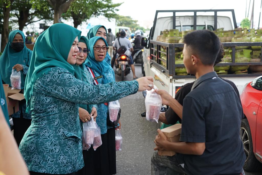 Gambar Program Kerja Di Bulan Ramadan, TP PKK Kecamatan Panakkukang Berbagi Takjil