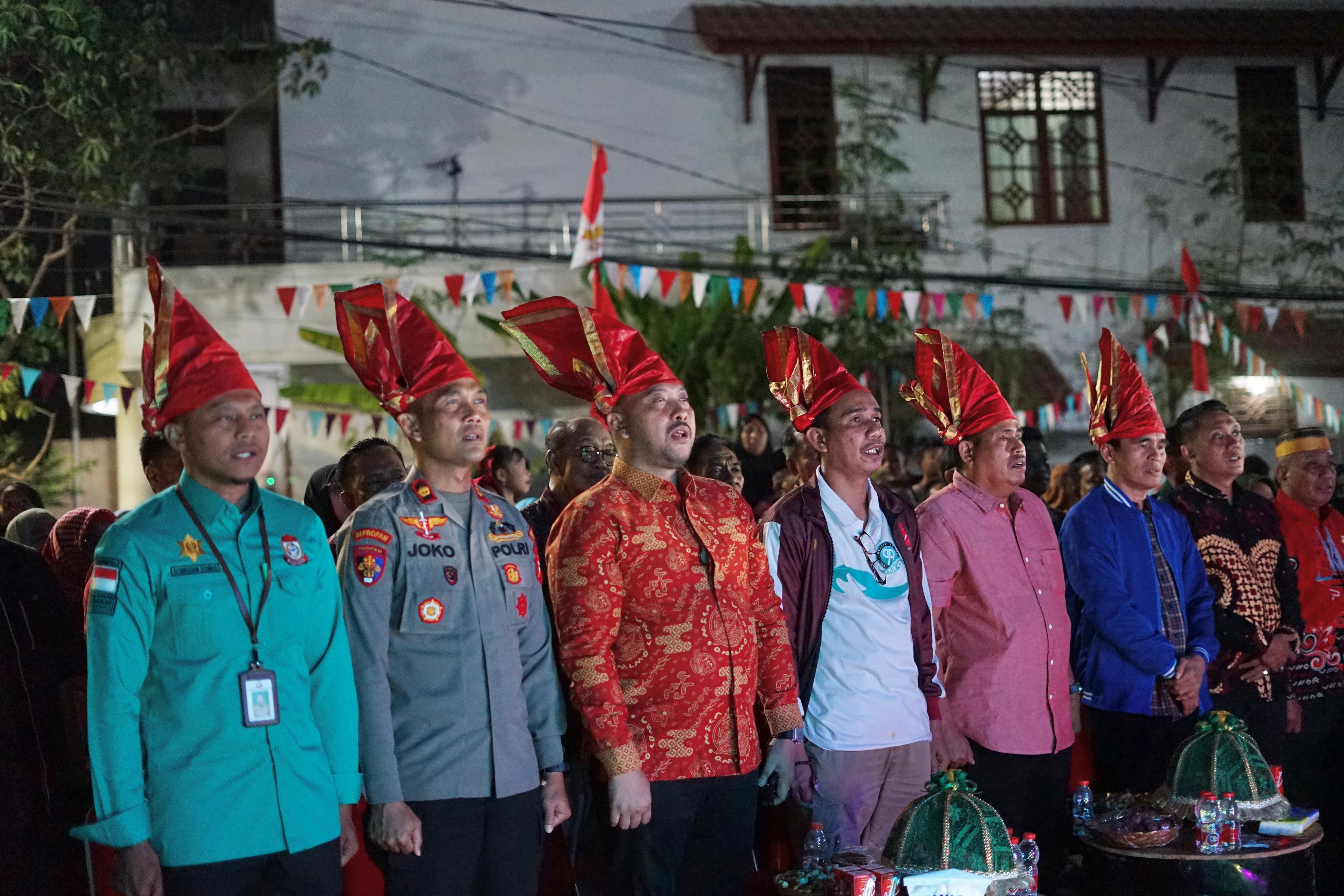 Gambar Di Pesta Rakyat Kelurahan Paropo, Camat Panakkukang Apresiasi Lurah Paropo Deklarasi ODF