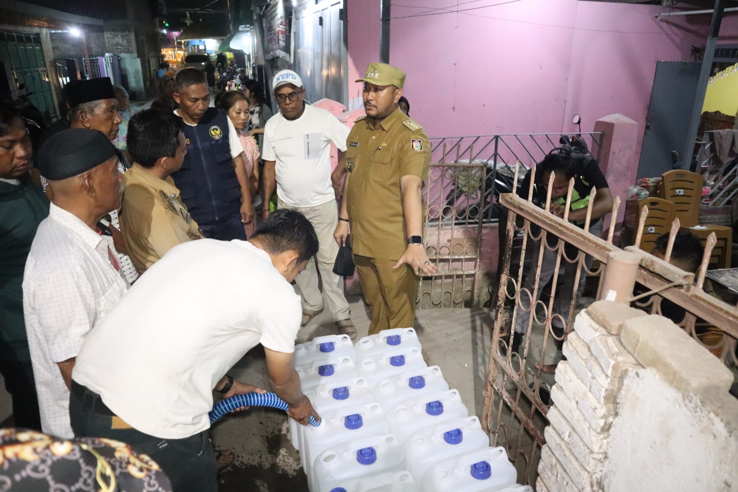 Gambar Tindaklanjuti Intruksi Walikota Makassar, Camat Panakkukang Langsung Salurkan Bantuan Air Bersih Di Kelurahan Pampang