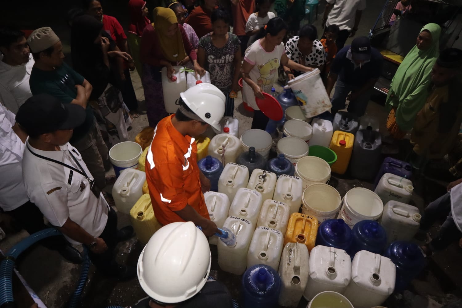 Gambar Hari Ke-2 Distribusikan Air Bersih, Pemerintah Kecamatan Panakkukang Salurkan 5.500 Liter Air